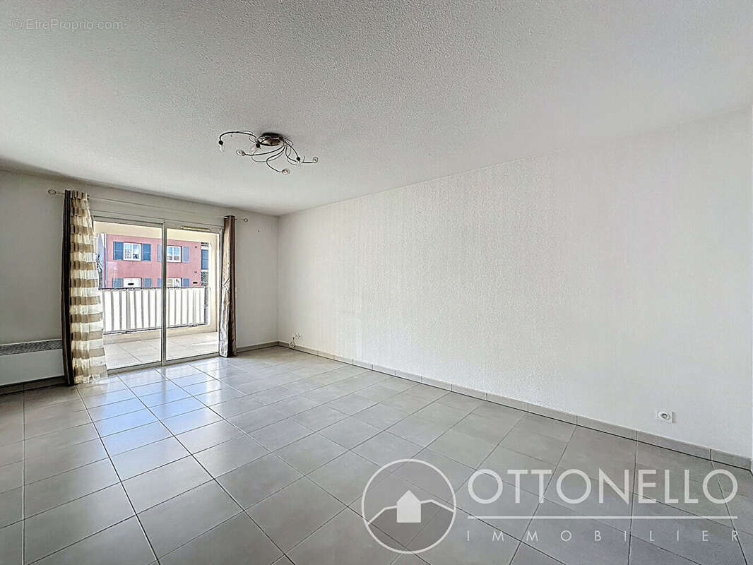 Appartement à ROQUEBRUNE-SUR-ARGENS