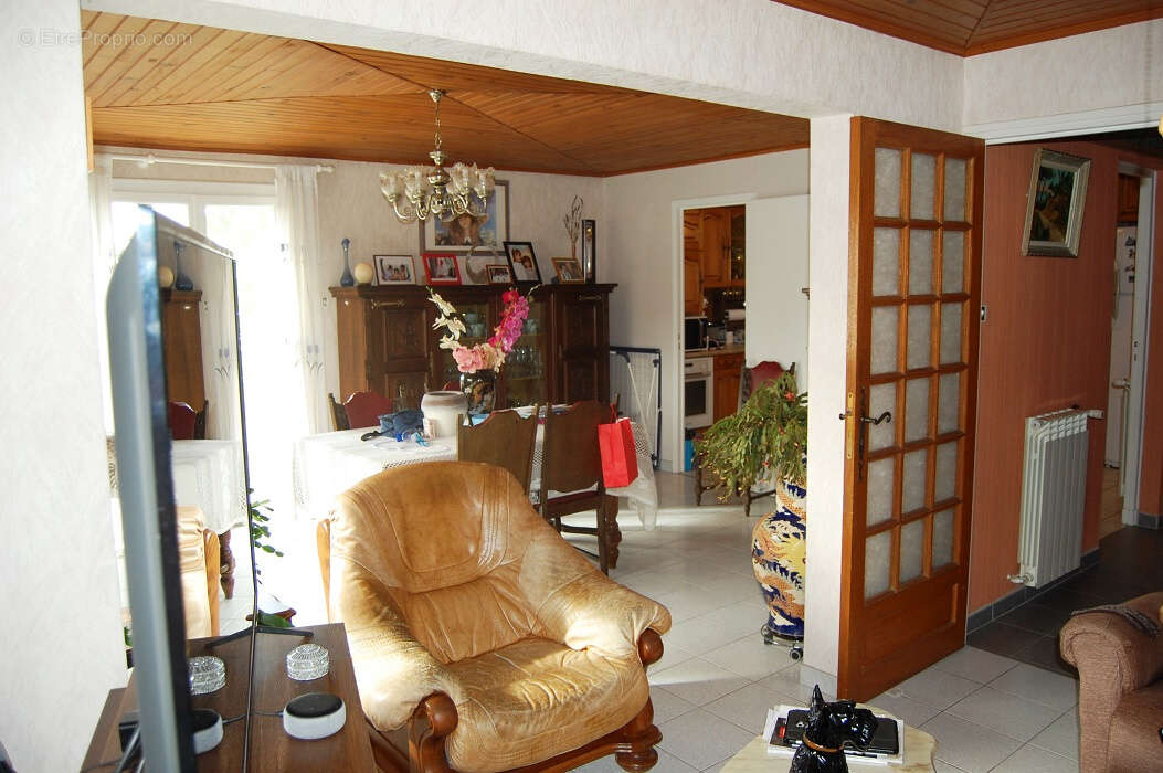 Maison 240 m2 avec 3 appartements dont un d'habitation et deux loués sur 1100m2 de terrain - photo 3