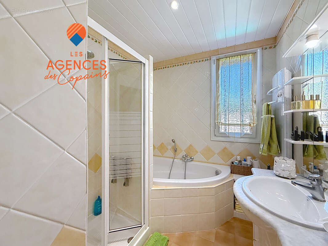 Six-fours-les-plages, le verger, villa t6 avec piscine, au calme, centre-ville  a pied - photo 8