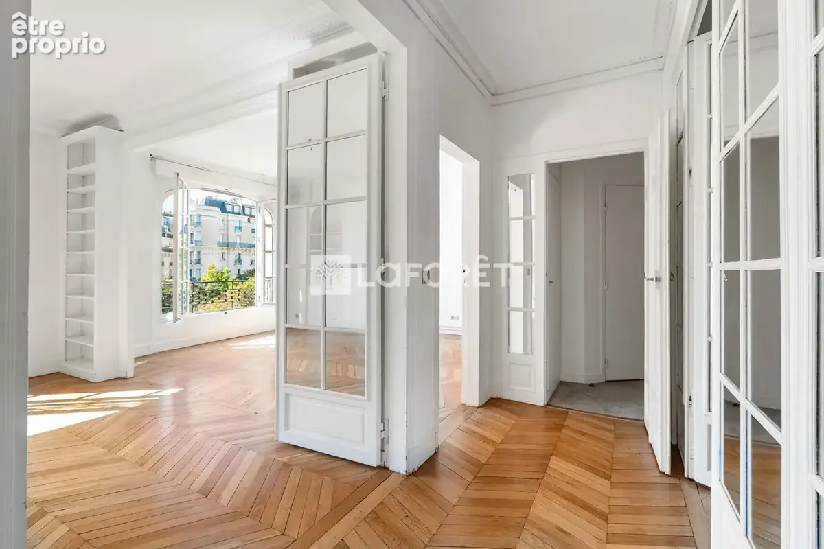 Paris 17 - etage eleve - ascenseur - sud ouest - dpe d - photo 2