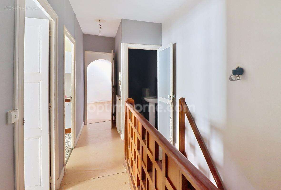 Jonzac centre – Immeuble 145 m² à rénover – Entre Place du Marché et Mairie - photo 3