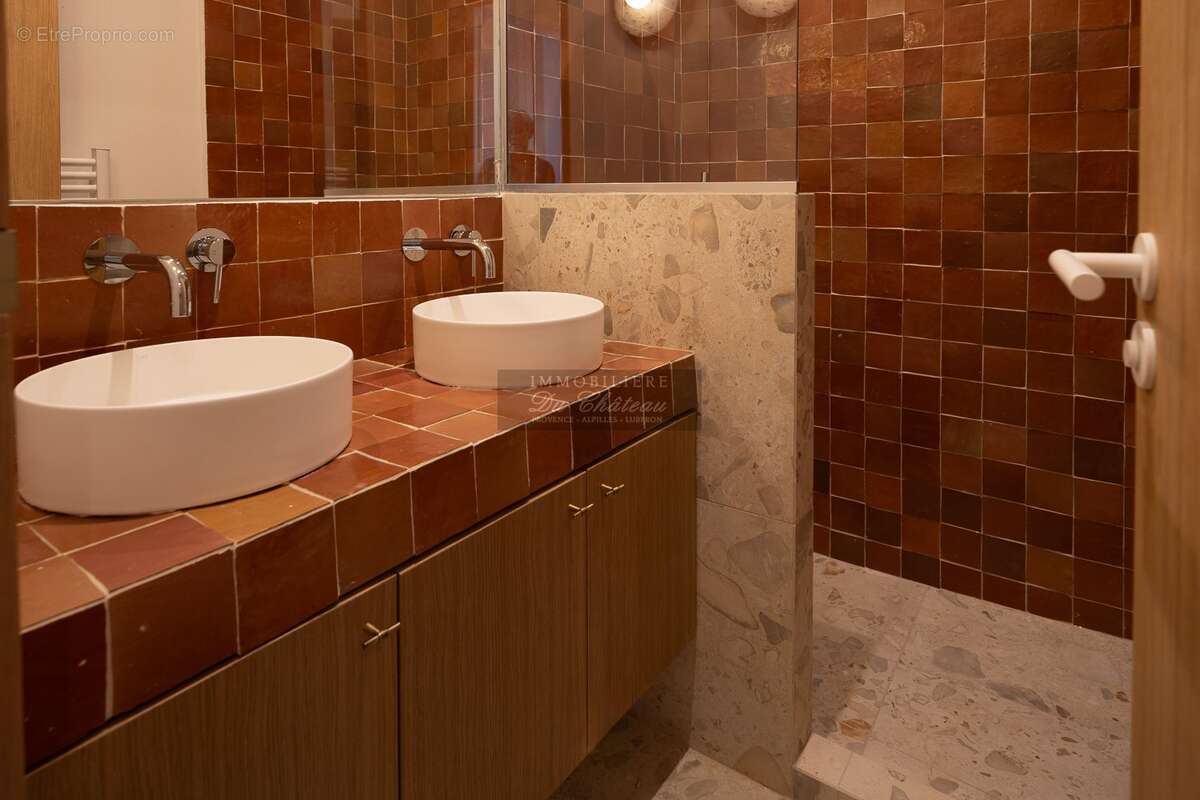 Propriété entièrement rénovée de 6 chambres, bénéficiant d'une vue panoramique, d'un environnement calme et située à proximité i - photo 15