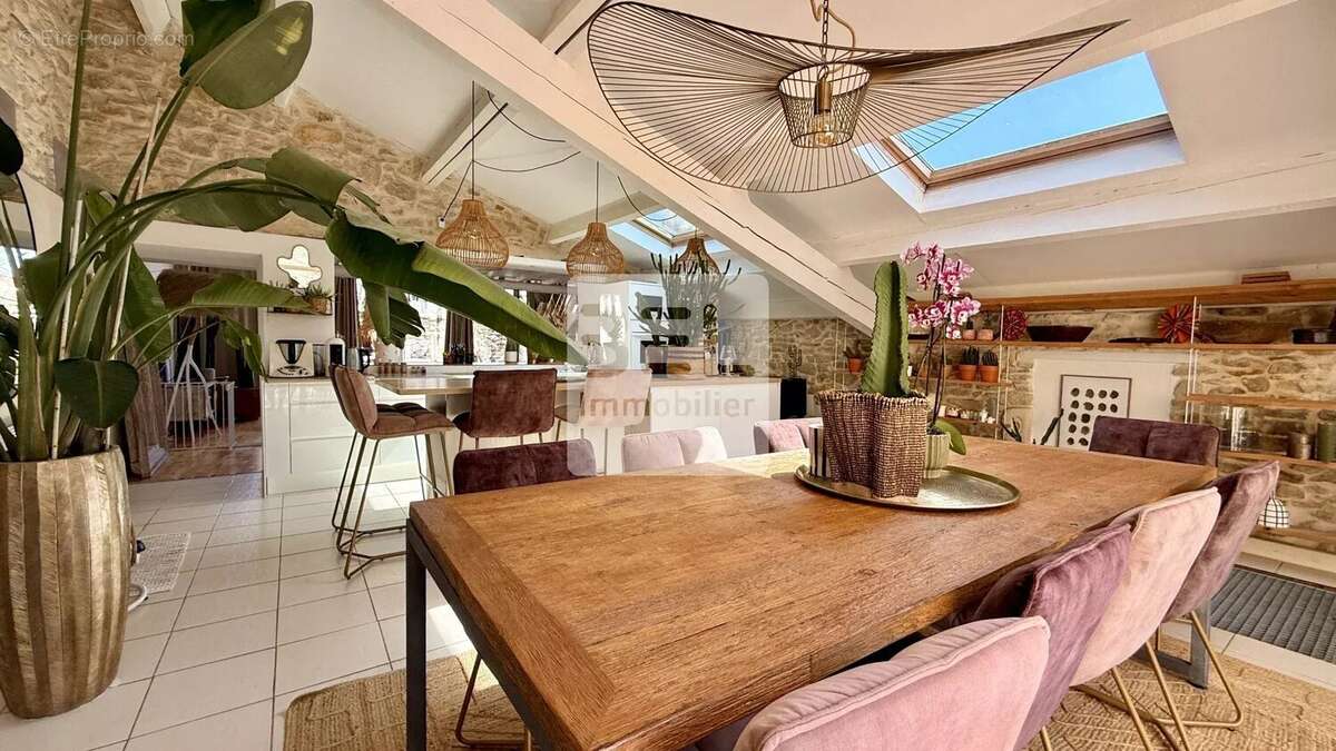 Maison à LAUDUN-L'ARDOISE