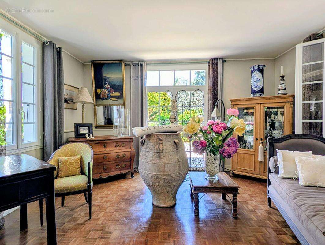 Propriété avec Maison de Maître, Maison Annexe et Maison de Gardien sur parc de 1,5 hectare - photo 5