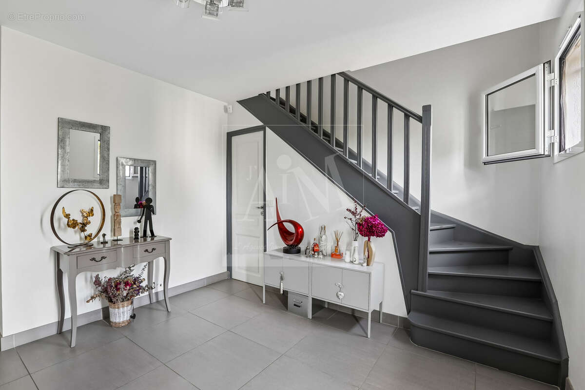 Maison 6 pièces avec jardin, sous-sol total et stationnements - photo 9