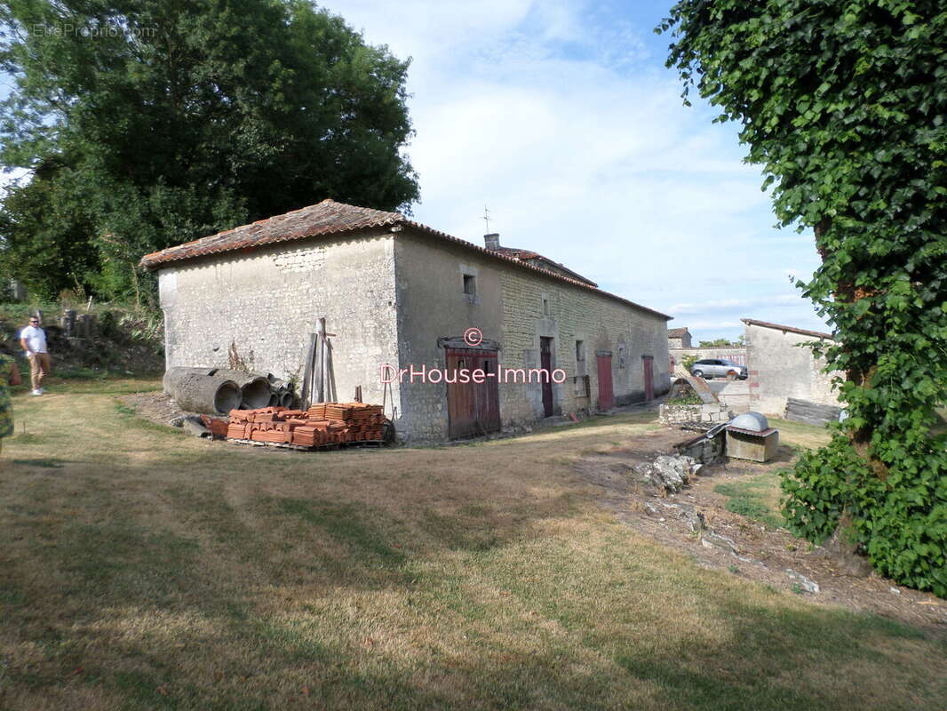 Maison à BARBEZIEUX-SAINT-HILAIRE