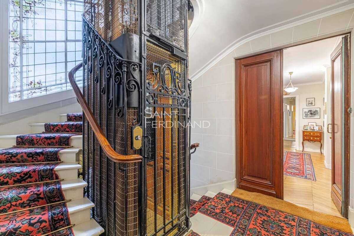 Appartement à PARIS-16E