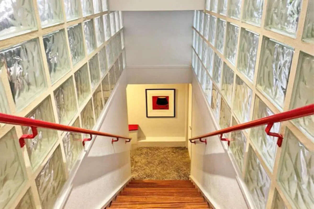 Commerce à PARIS-8E