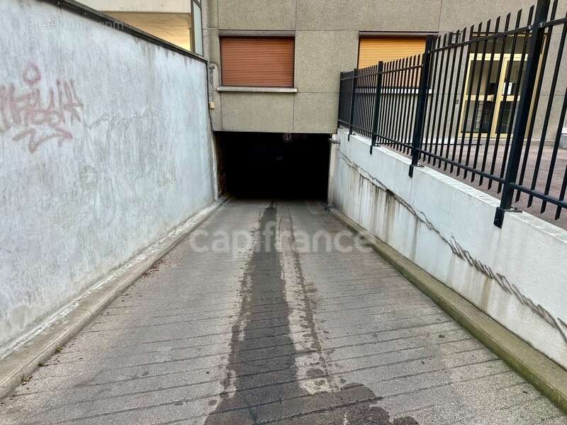Parking à PARIS-20E