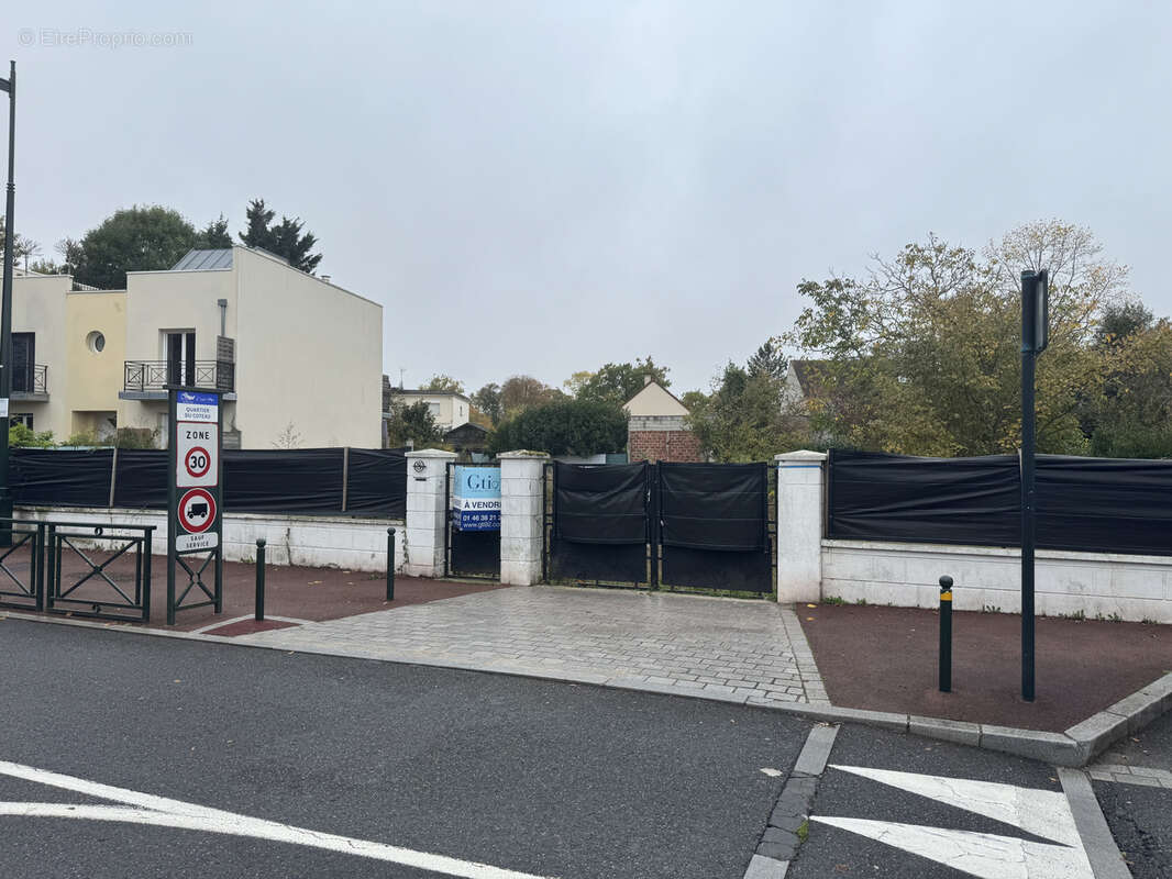 Terrain à LE PLESSIS-ROBINSON