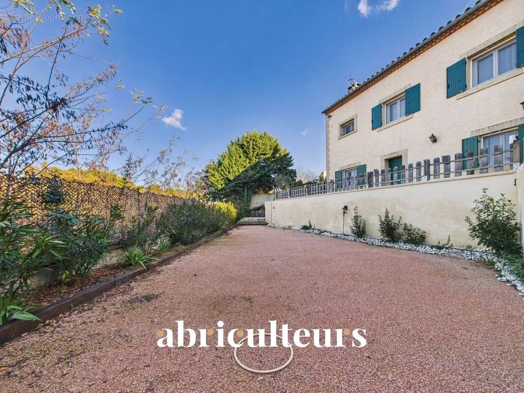 Maison à LA ROQUE-D&#039;ANTHERON