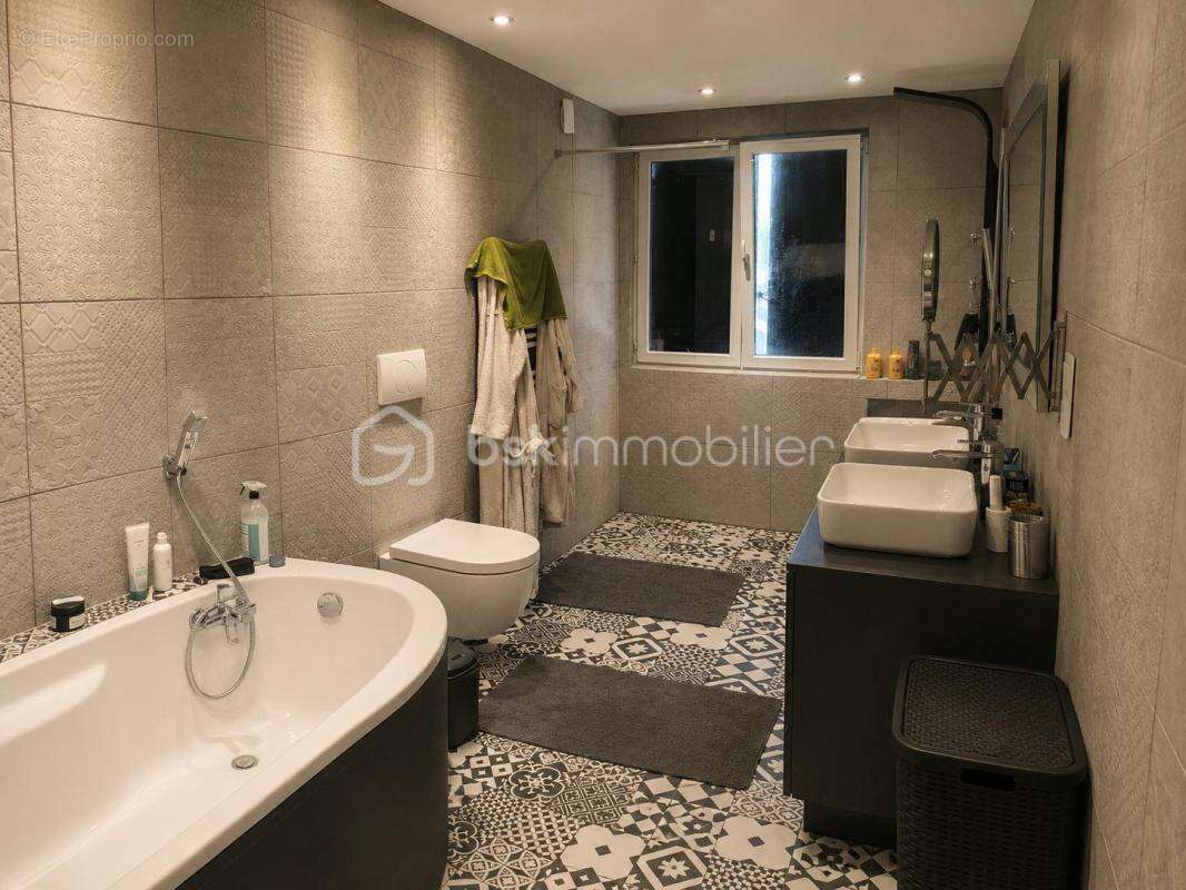 Villa 214 m² + 30 m² à aménager - 6 chambres + bureau - Piscine - photo 12