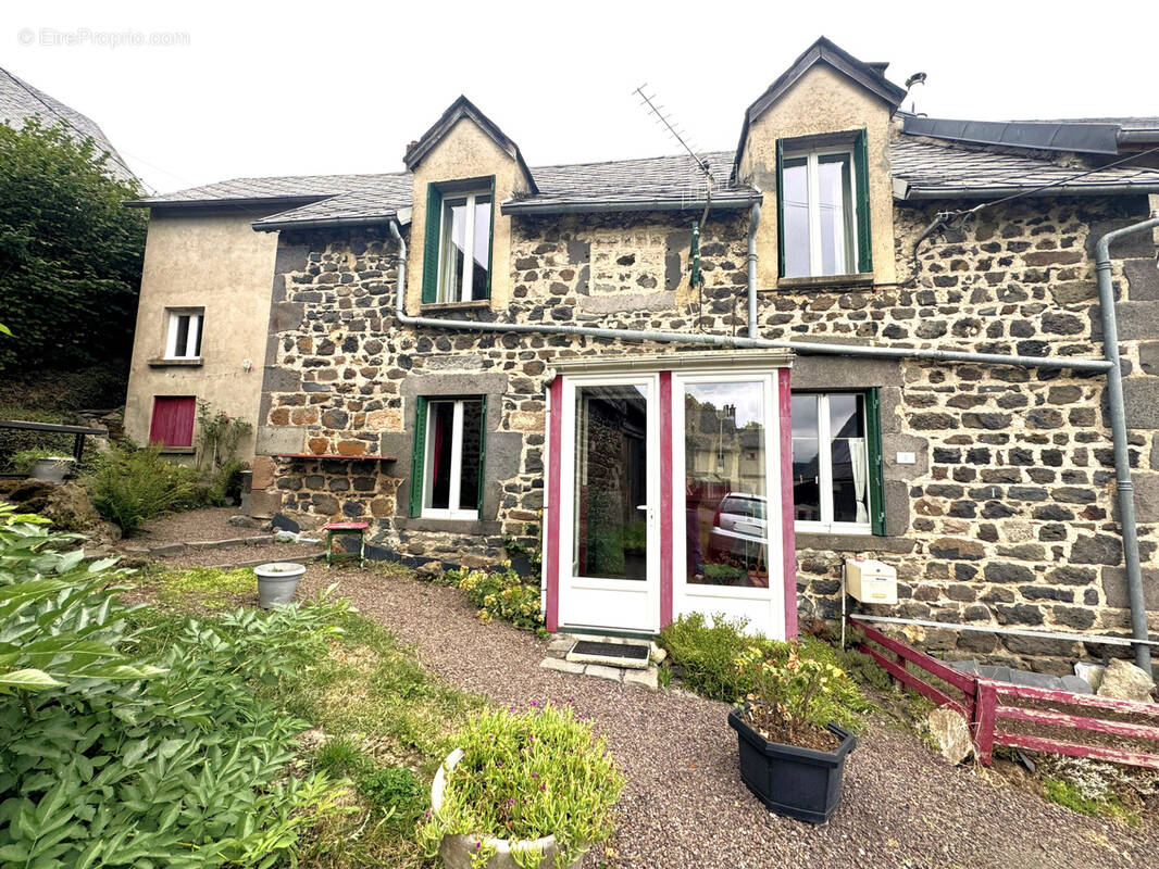 Maison à SAINT-BONNET-PRES-ORCIVAL