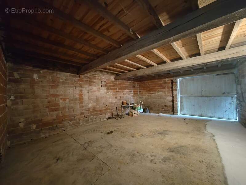 Située à MIRAMONT LATOUR, maison à rénover avec vue panoramique - photo 18