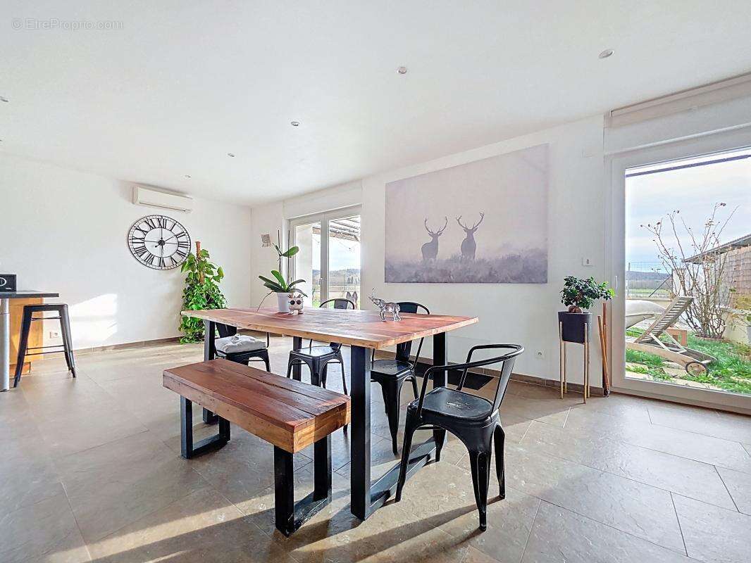 Appartement à LUZINAY