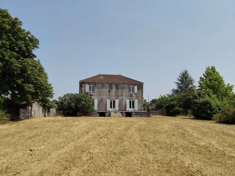 Maison à SAINT-GENIS-DE-SAINTONGE