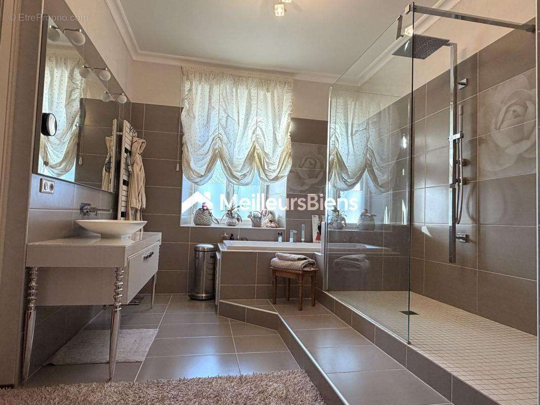 Maison à MONTREUX-CHATEAU