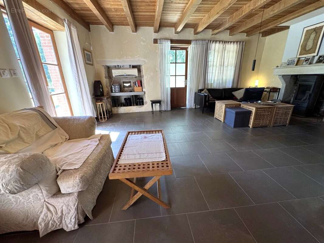 Propriété de caractère, indépendante, avec de vastes jardins privés et un bois - photo 5