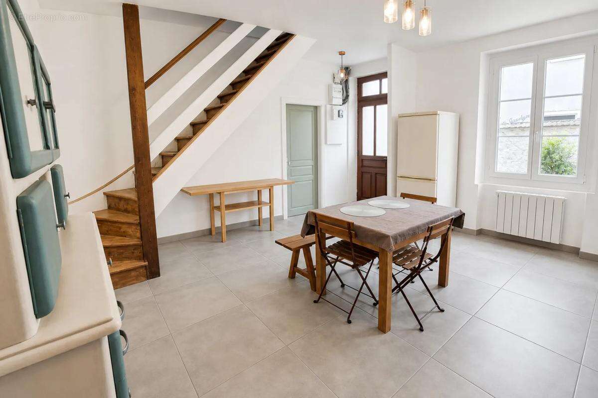 Maison 5 pièces avec dépendance et jardinet - photo 11