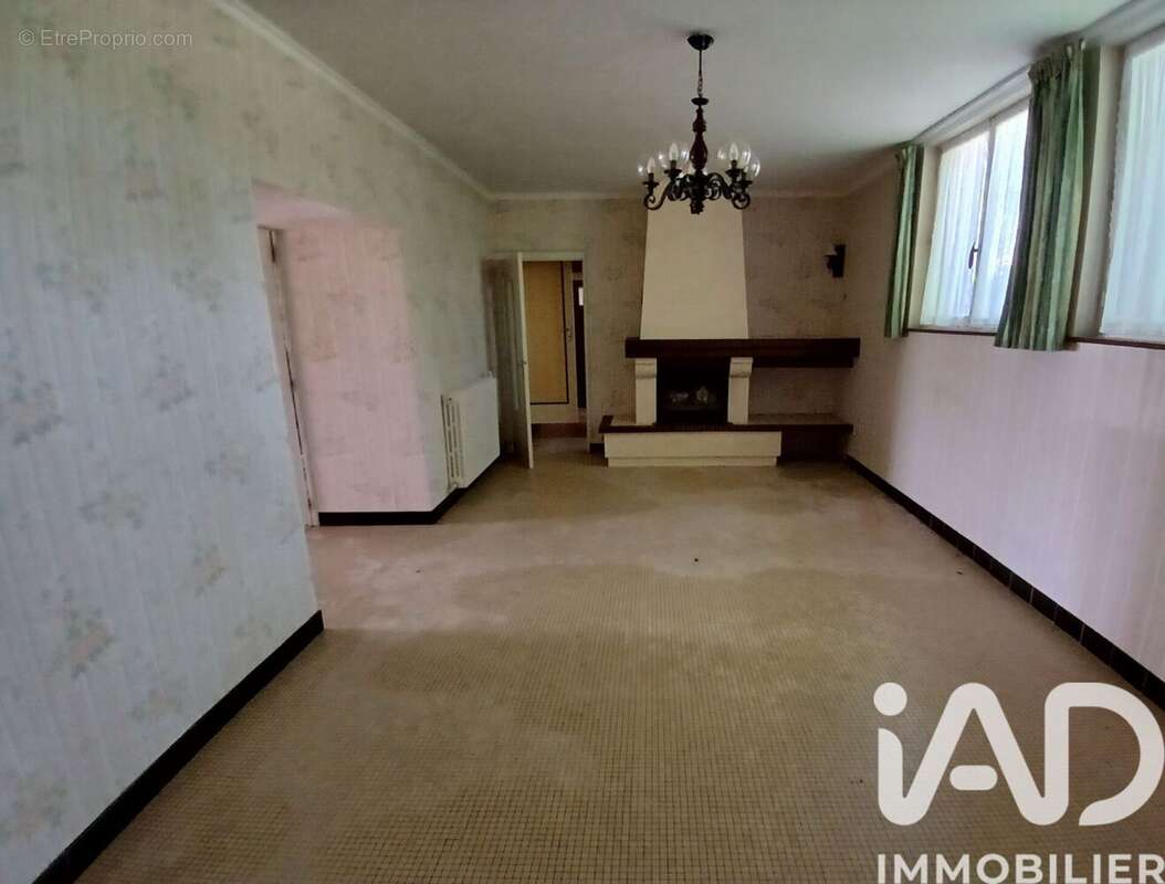 Maison 223 m² à Carbay  - photo 3