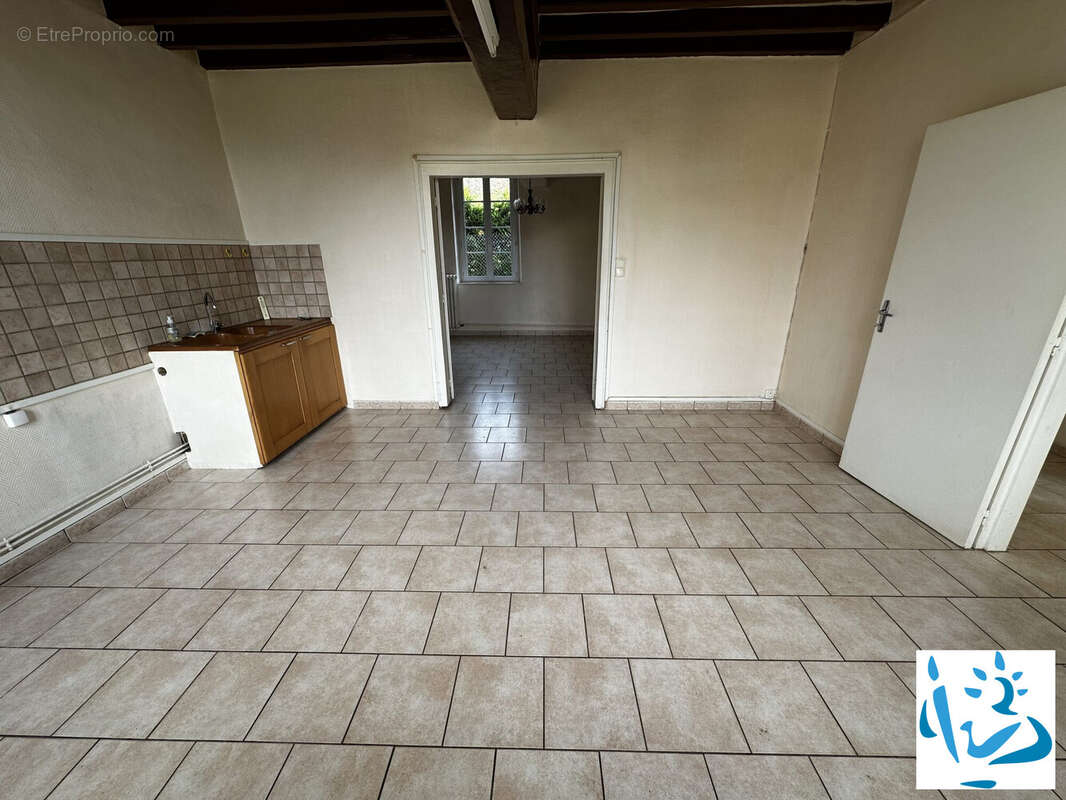 Maison à LA CELLE-SAINT-CYR