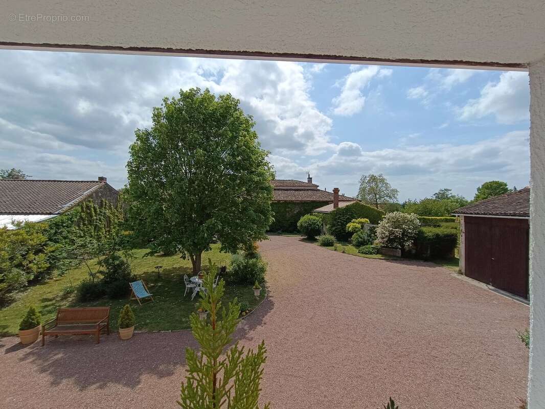 Maison à BLANZAC-LES-MATHA