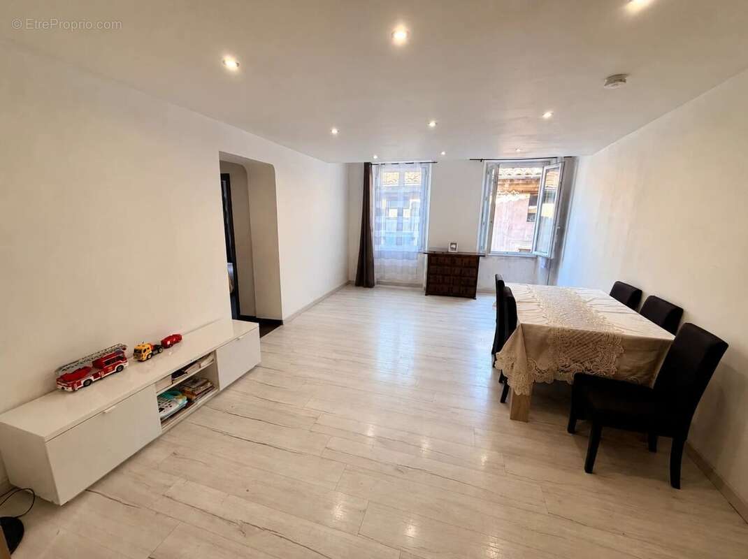 Appartement à PUGET-THENIERS