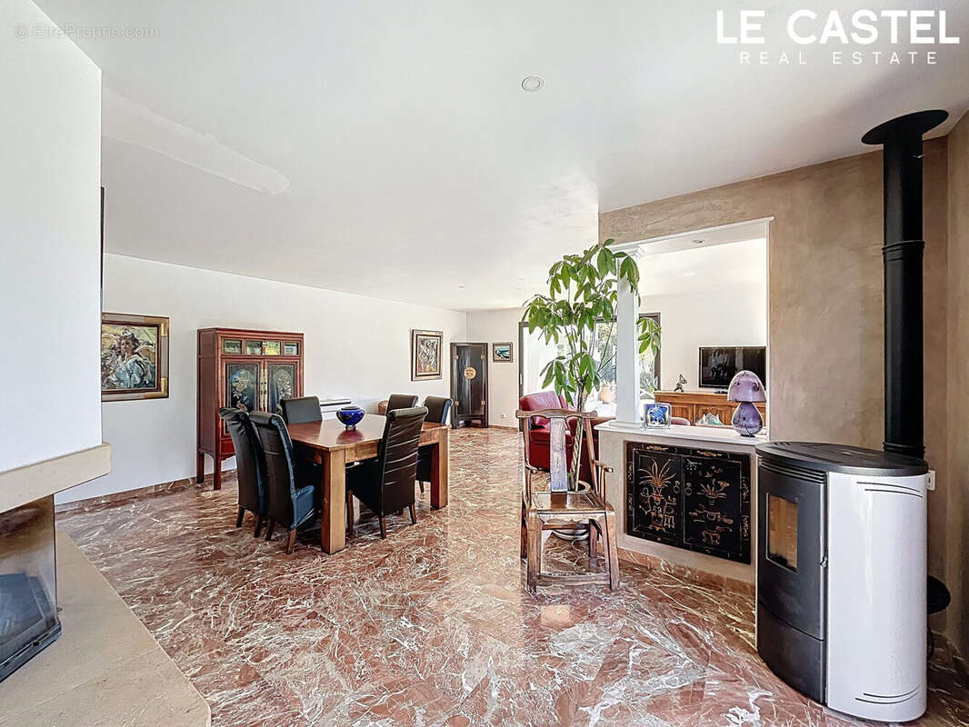 Maison à CEYRESTE