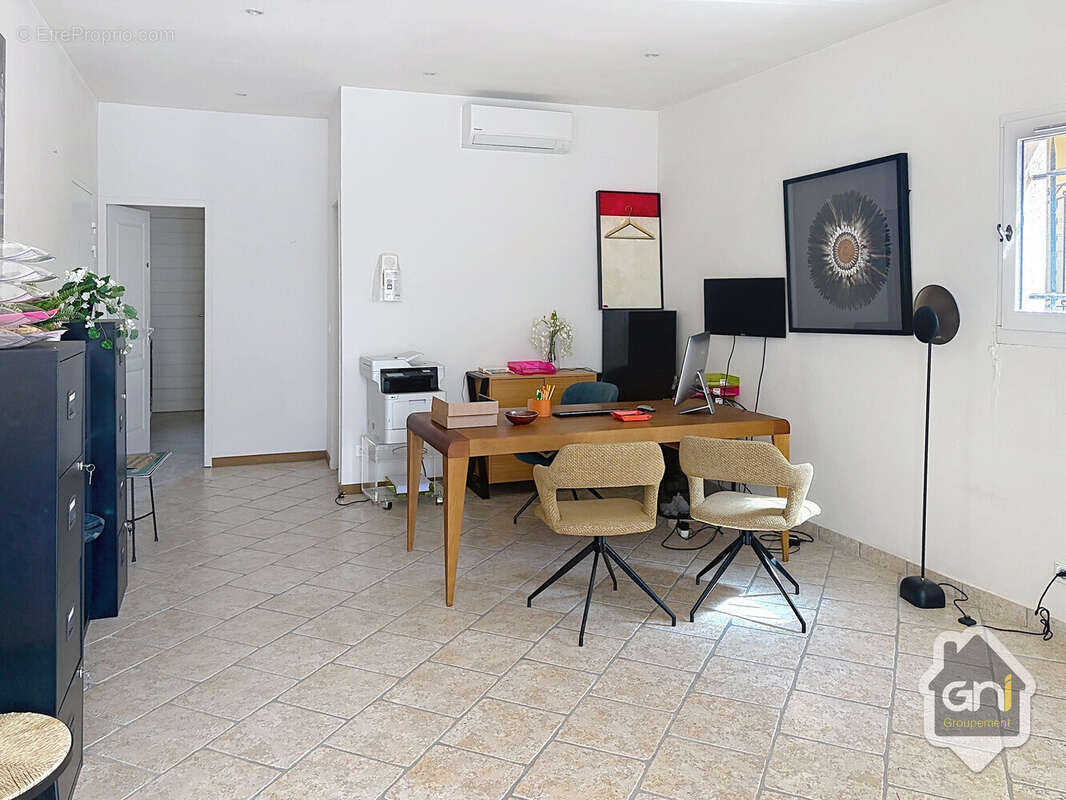 Vente de 2 bureaux et 11box de stockage - photo 7
