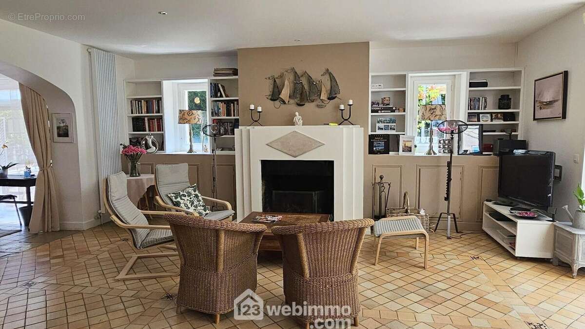 Un séjour lumineux avec sa cheminée ouverte.. - Maison à MILLY-LA-FORET