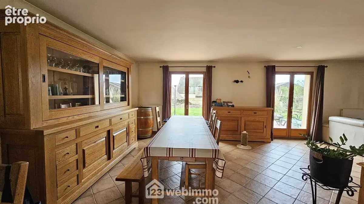 Un espace salle à manger avec un accès direct sur la terrasse.