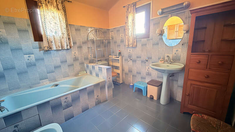 ECCICA-SUARELLA (Corse) : Maison T4, caseddu en pierre, garage, terrain piscinable, vue dégagée - photo 8