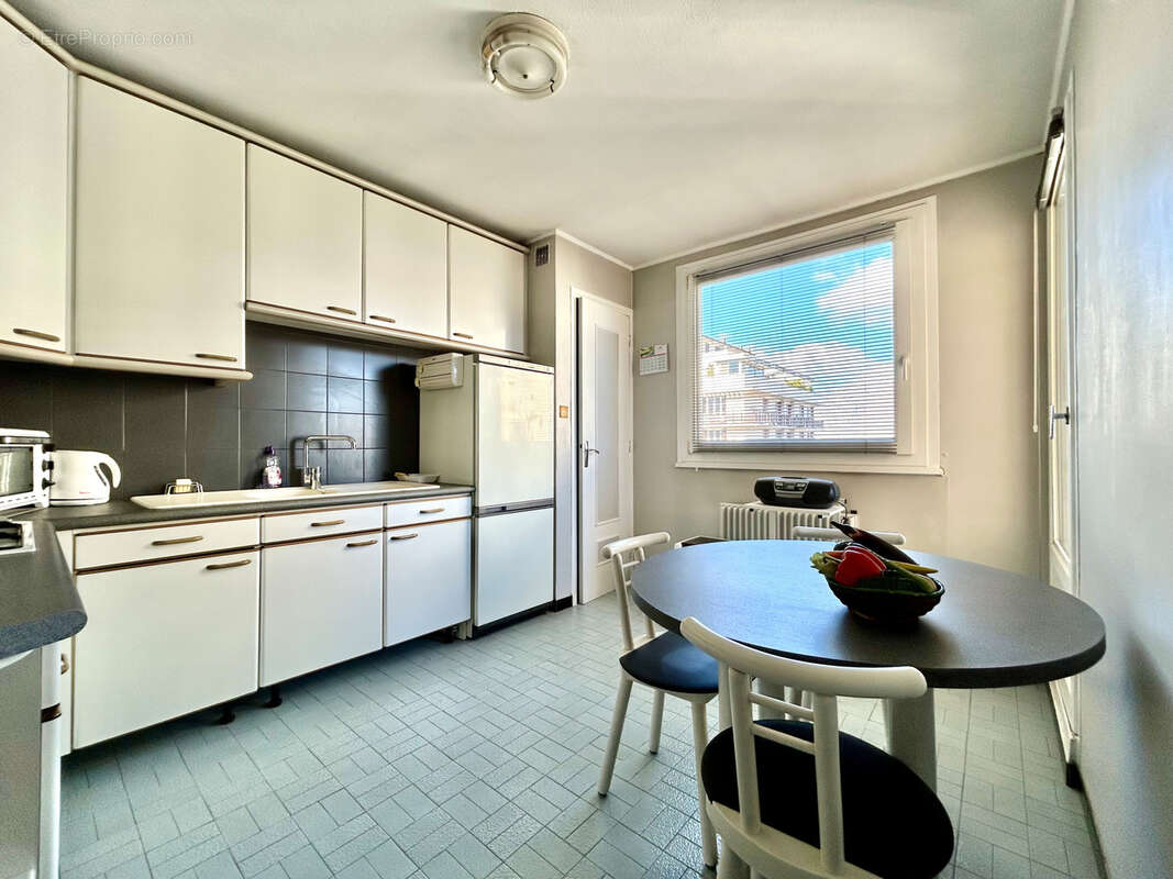 GRENOBLE - T2 de 55m2 en étage élevé avec grand balcon et garage en sous-sol. - photo 7