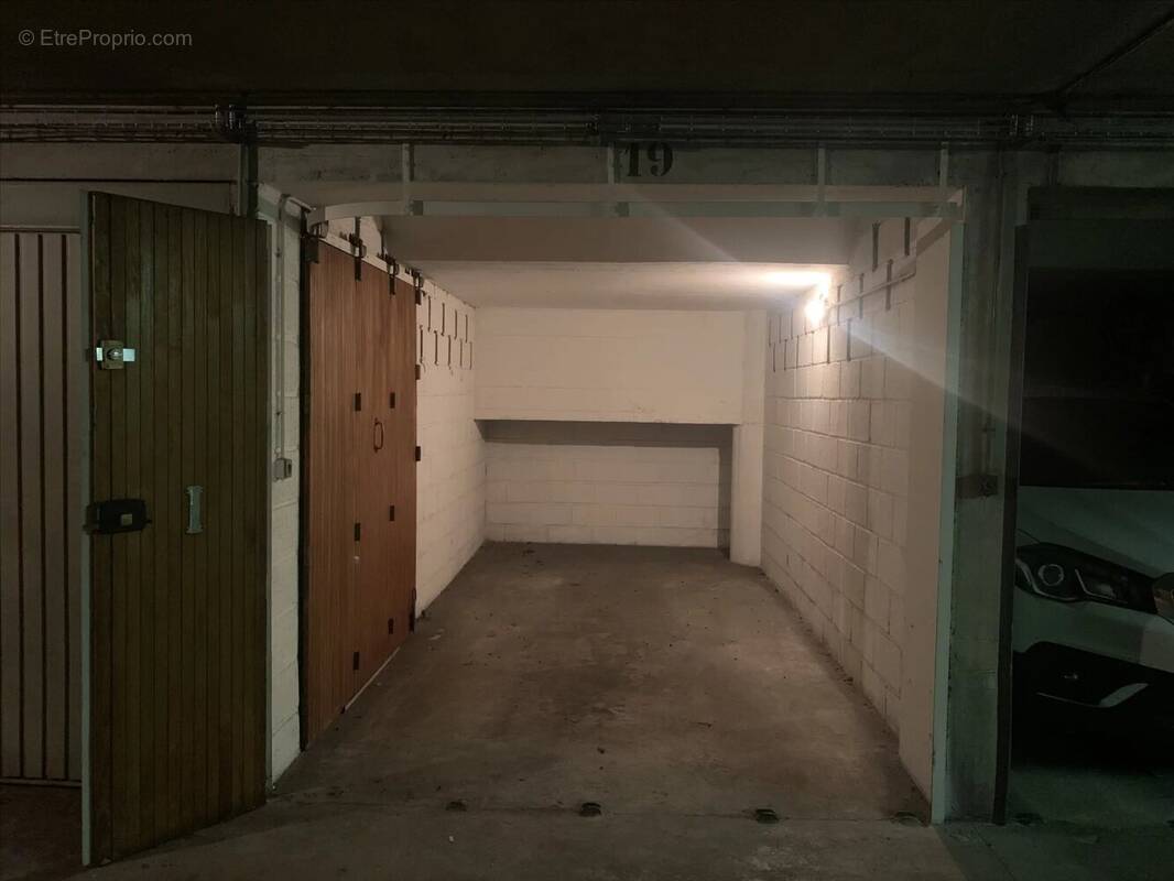 Parking à PARIS-16E