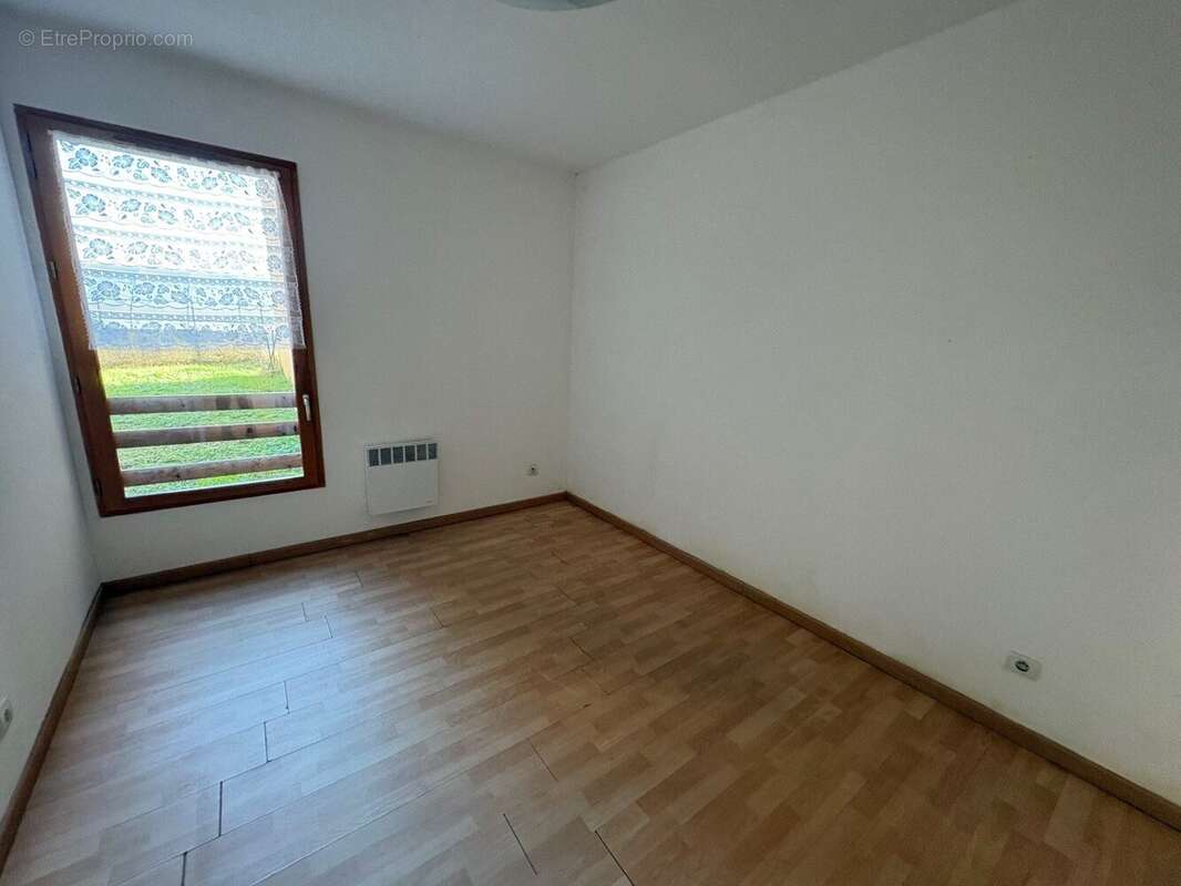 Appartement 70 m² à Saint-Etienne-De-Saint-Geoirs  - photo 4