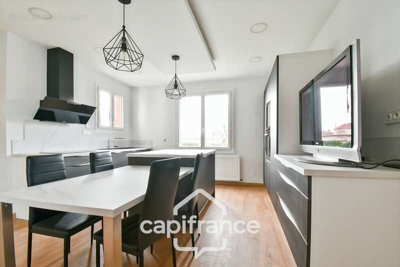 Maison à vendre entièrement rénovée, 6 pièces SAINT JEAN D'ANGELY (17), proche commerces avec jardin et garage - photo 6