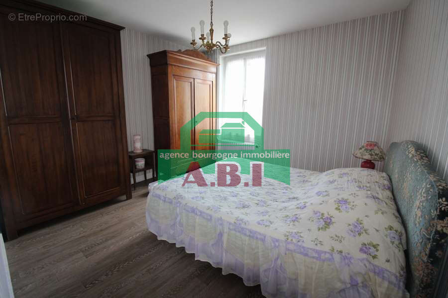 58,  Maison habitable de suite à rafraichir au gout du jour - de plain-pied sur 2345m2 de terrain. - photo 11