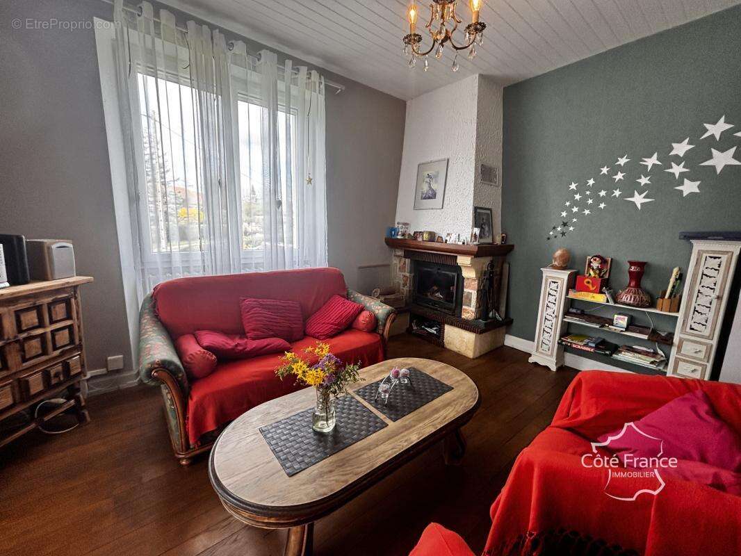 Maison à SAINT-ETIENNE-DE-MAURS