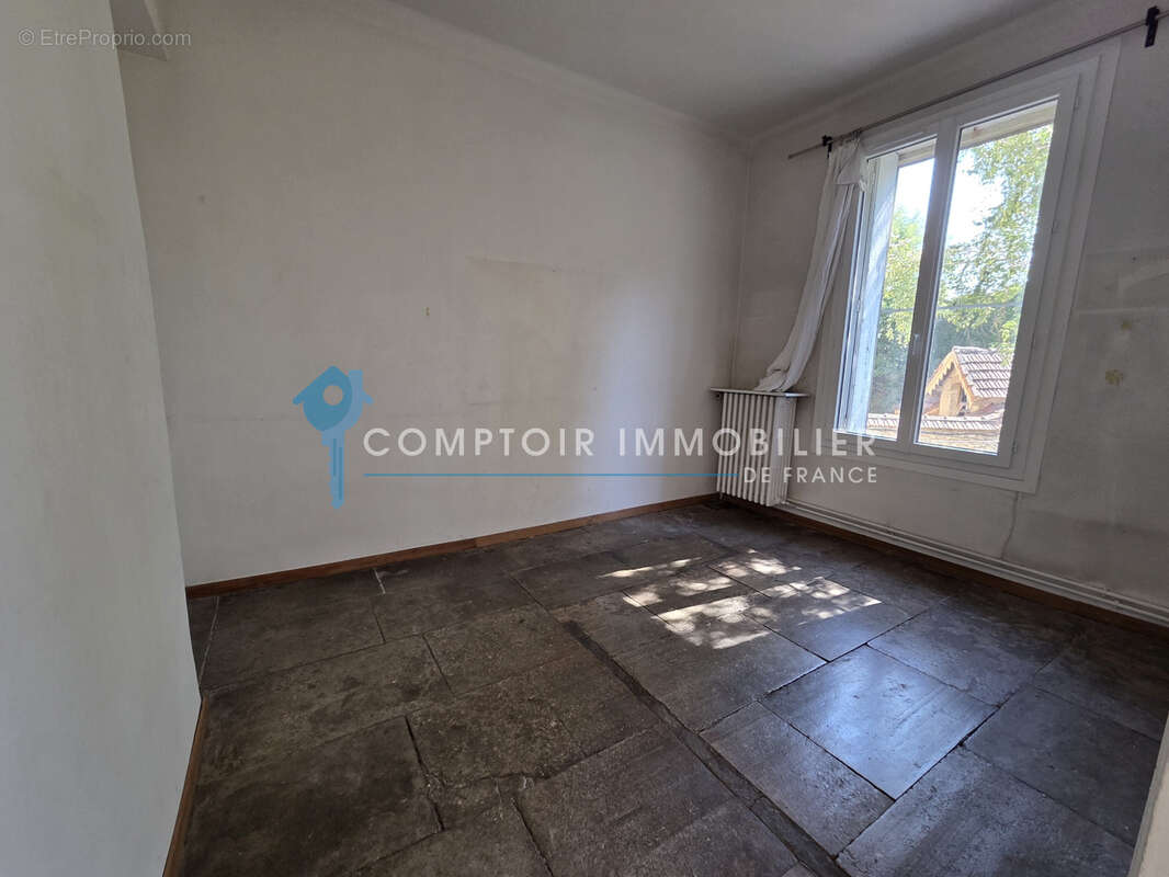 VAUVERT . Appartement proche centre ville 123 m2 3 chambres. - photo 6