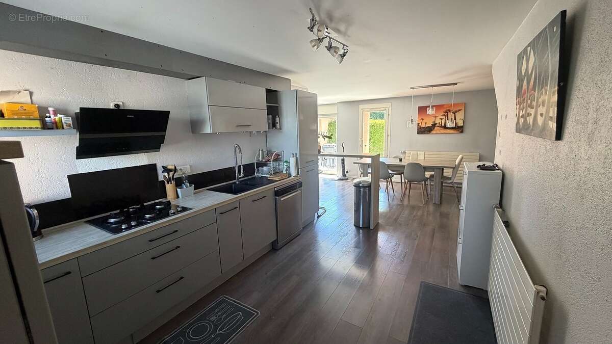 Cuisine équipée ? Séjour - Appartement à CRANVES-SALES