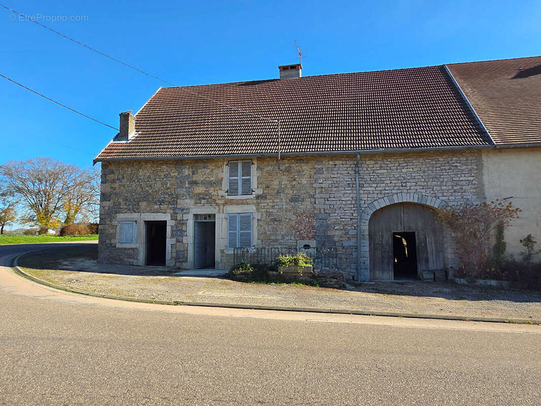 Maison ancienne ferme à rénover 351m², Arlay - St Germain les Arlay 39210 - photo 4