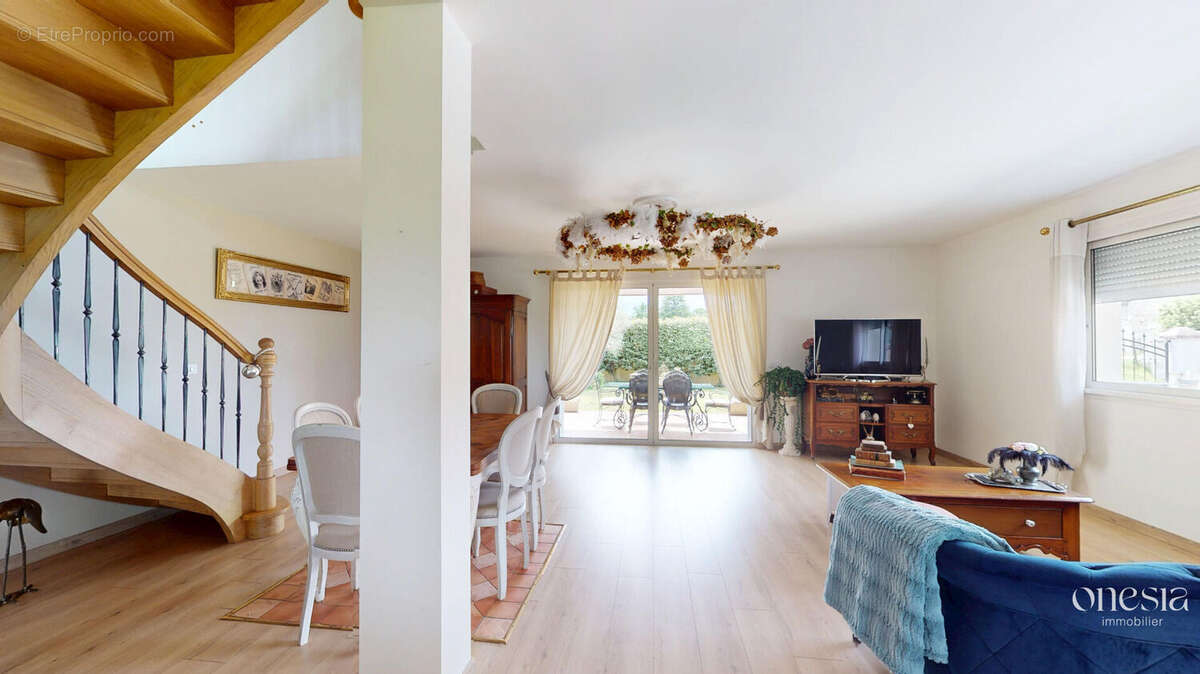 Maison à POEY-DE-LESCAR