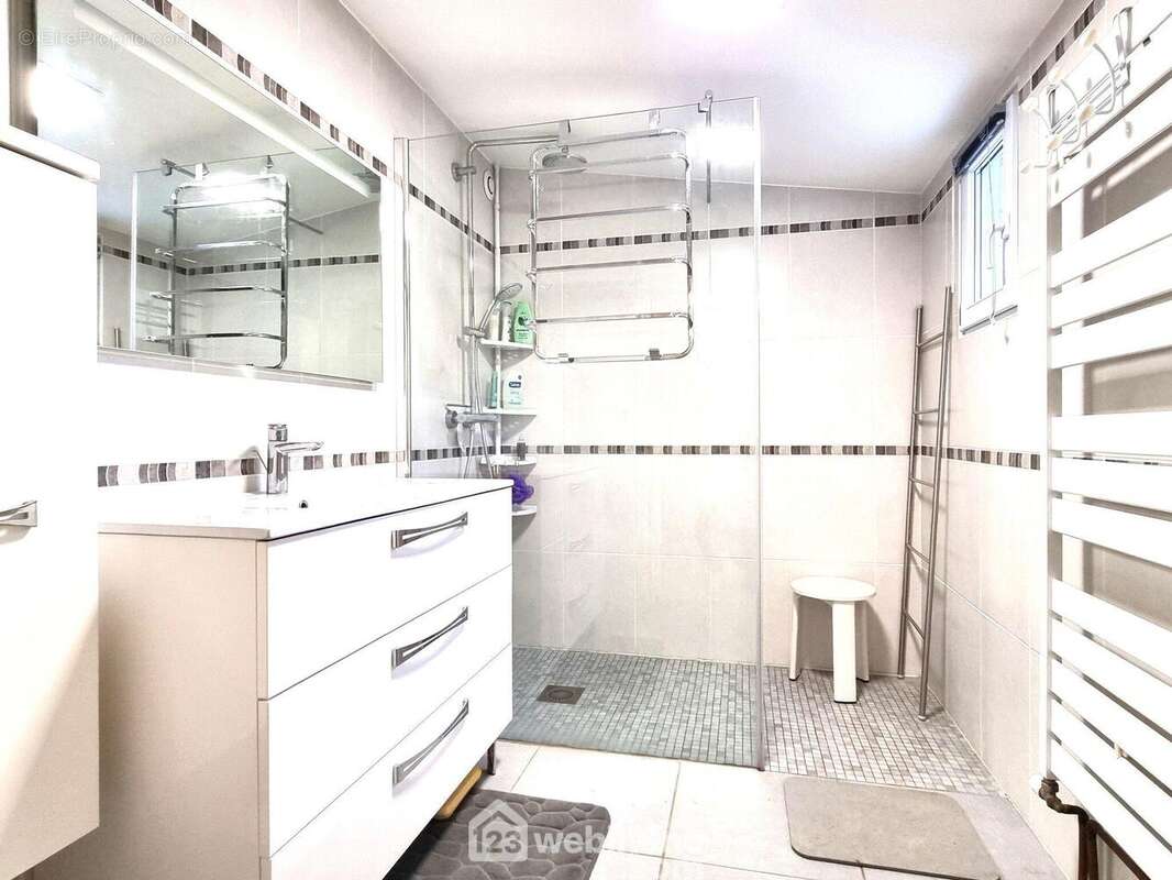 ... la salle d'eau (5 m2). - Maison à MONTAMISE