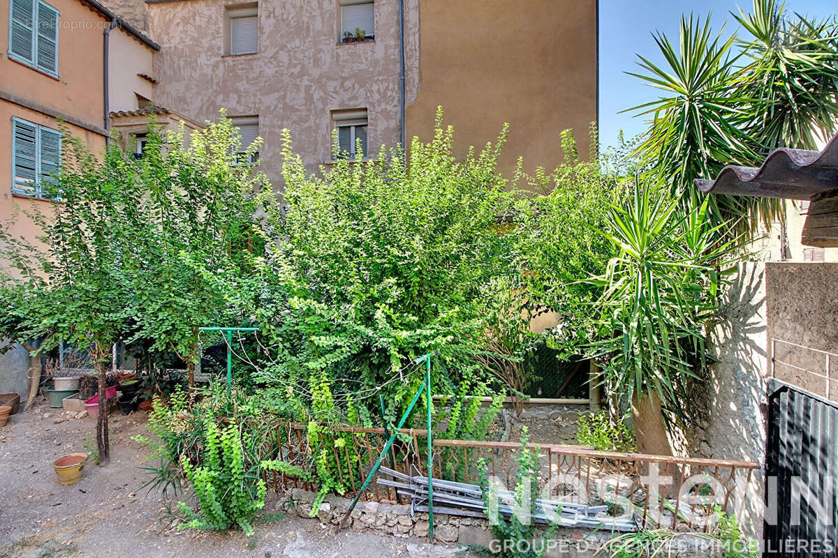 A vendre à LORGUES dans un immeuble familiale 4 lots d' appartements de 159 m² + jardin d'environ 100m2 - photo 15