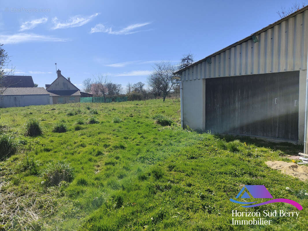 Jardin et garage - Maison à SAINT-CHRISTOPHE-EN-BOUCHERIE