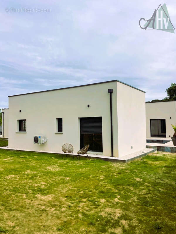 EXCLU - Proche SENS - Maison d'architecte récente de 180 m2 avec 4 chambres, piscine et garage. - photo 17
