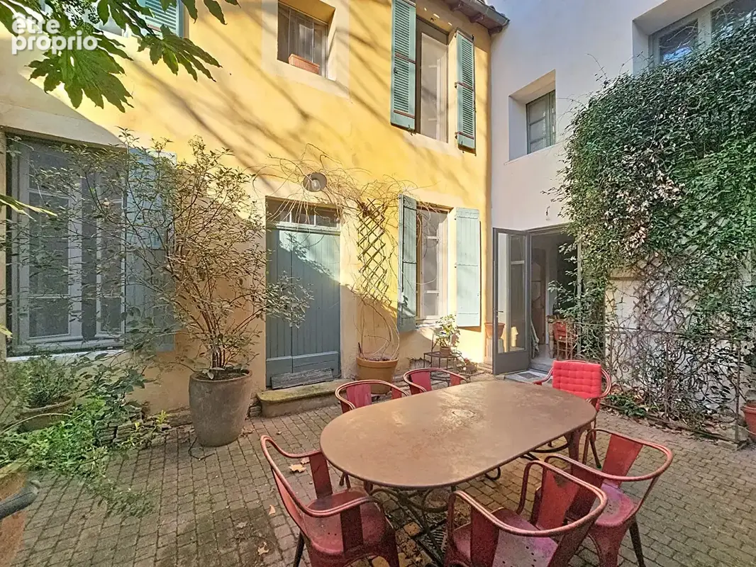 Avignon intra-muros. Maison de ville Avignon 9 pièces 220 m2 - photo 2