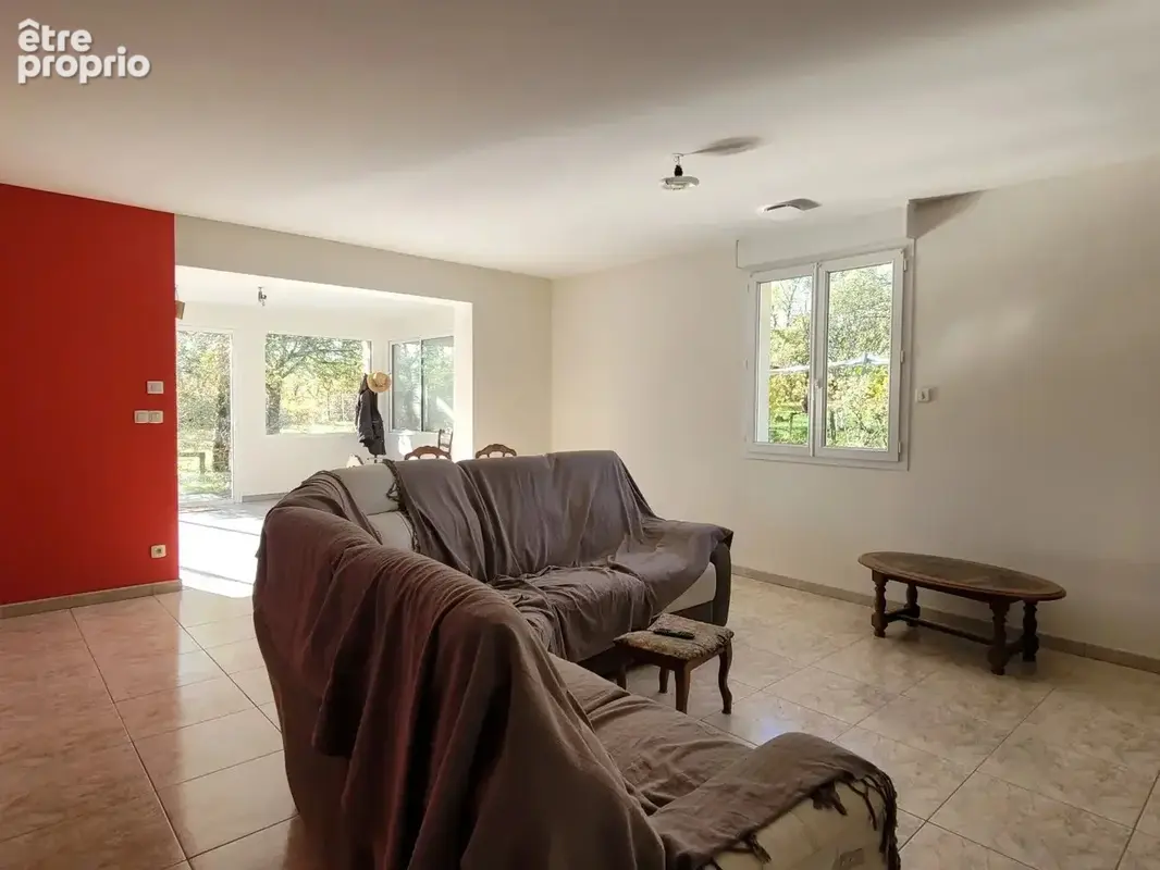 Maison récente de plain-pied avec garage sur 2600 m2 de terrain, à 15 minutes de Cahors. - photo 6