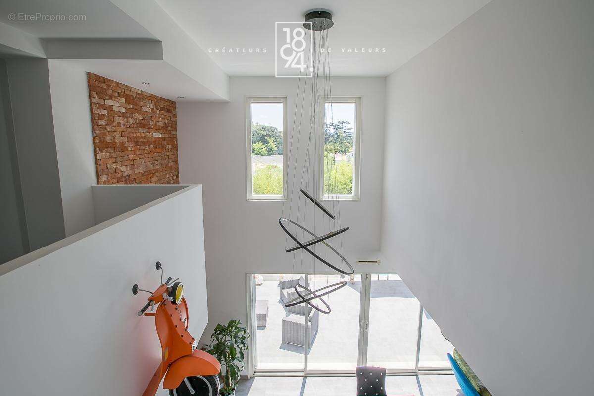 Maison À Vendre T6 Marseille 13011  Eoures  180m²  Piscine chauffée  Jacuzzi  Jardin paysagé  Salle de cinéma - photo 13