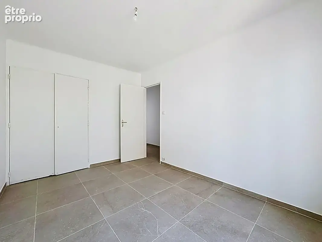 T4 83 m² - 2 Balcons - Cave - Avenue Eisenhower - photo 6